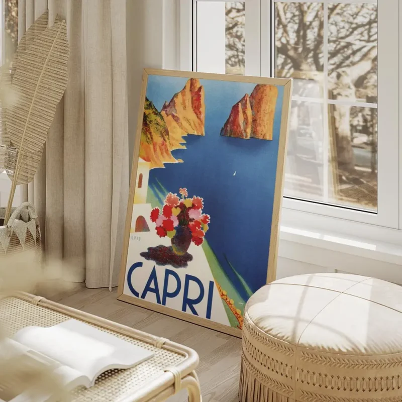 affiche de capri vue sur la mer avec des rochers des batiments blancs et un vase salon beige.webp