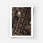 affiche de carres de chocolat noir et de morceaux brises une photographie tentan.webp