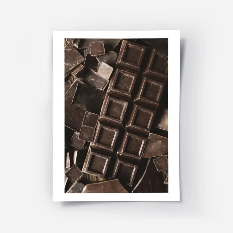 affiche de carres de chocolat noir et de morceaux brises une photographie tentan.webp
