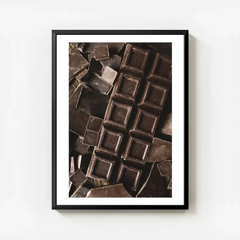 affiche de carres de chocolat noir et de morceaux brises une photographie tentan avec cadre.webp