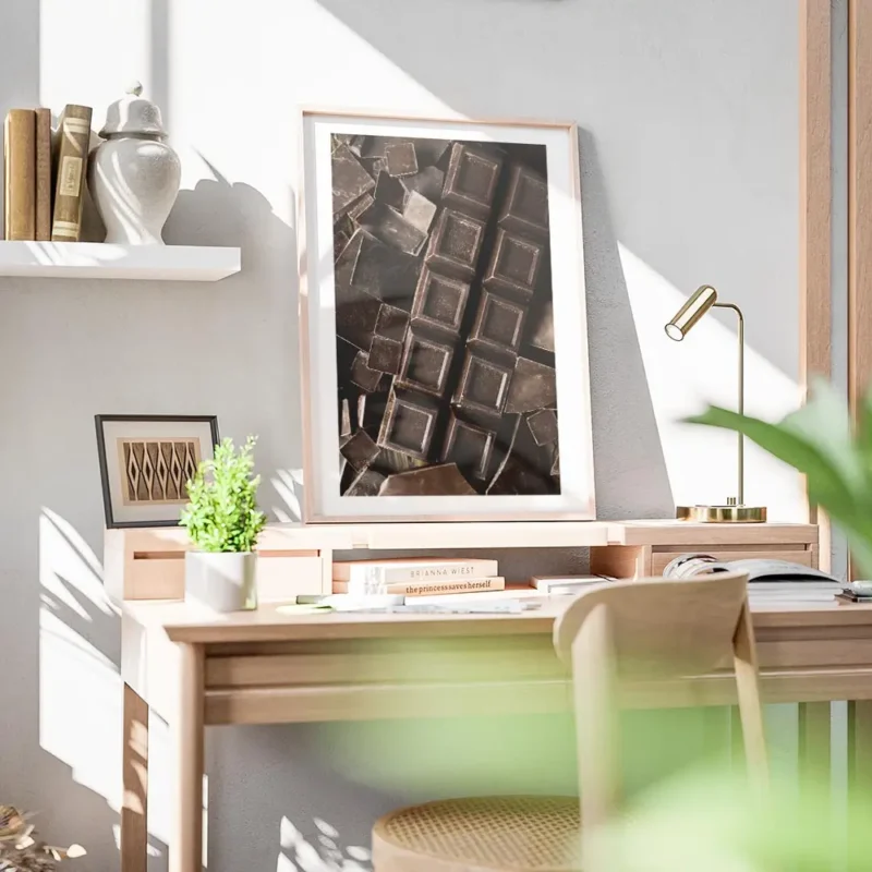 affiche de carres de chocolat noir et de morceaux brises une photographie tentan bureau.webp