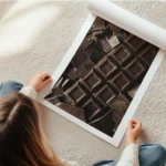 affiche de carres de chocolat noir et de morceaux brises une photographie tentan en rouleau.webp