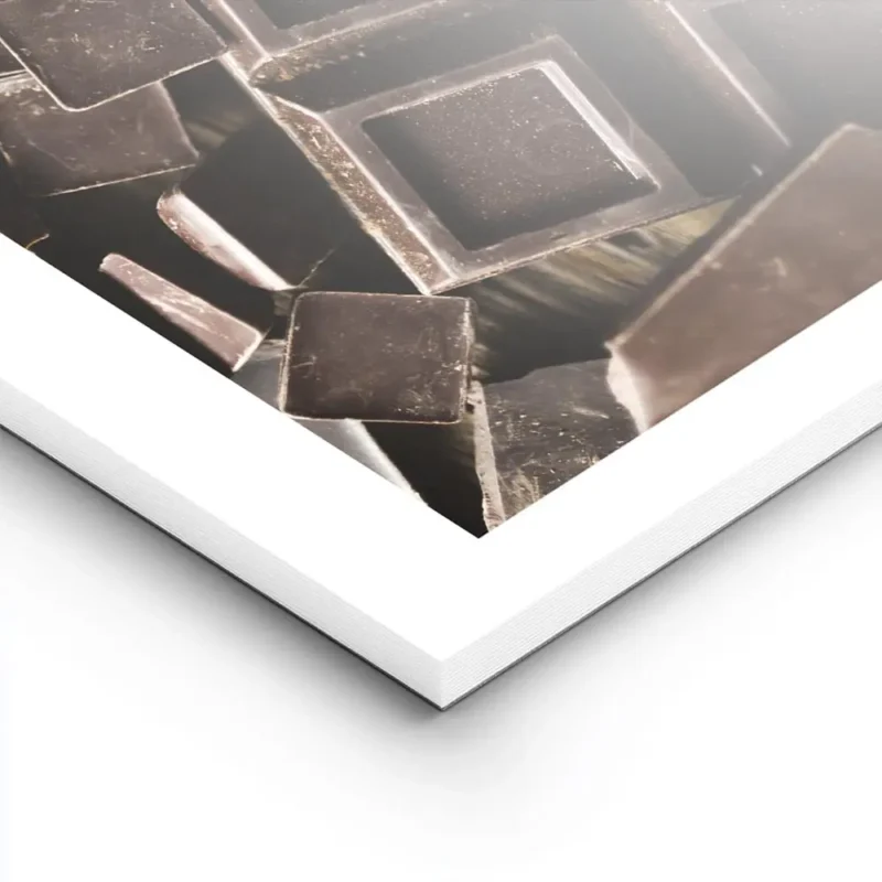 affiche de carres de chocolat noir et de morceaux brises une photographie tentan lightpanel.webp