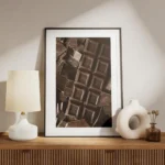 affiche de carres de chocolat noir et de morceaux brises une photographie tentan meuble.webp