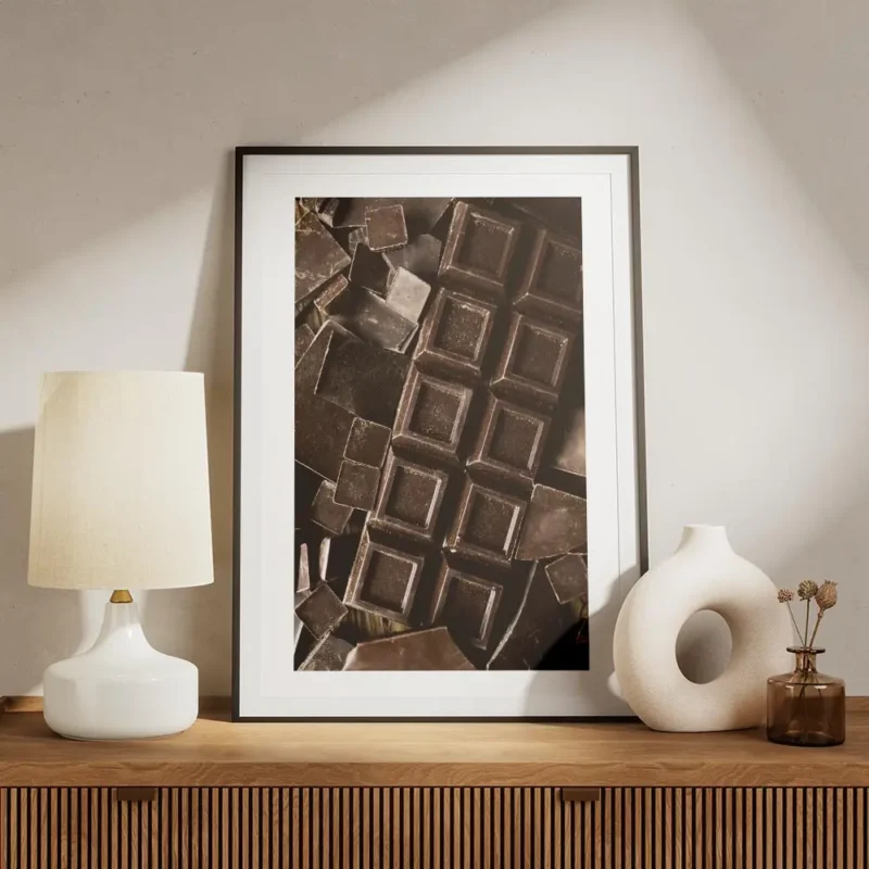 affiche de carres de chocolat noir et de morceaux brises une photographie tentan meuble.webp
