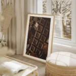 affiche de carres de chocolat noir et de morceaux brises une photographie tentan salon beige.webp