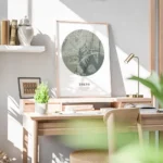 affiche de carte de ville personnalisee en forme de globe vert mousse et beige a bureau.webp