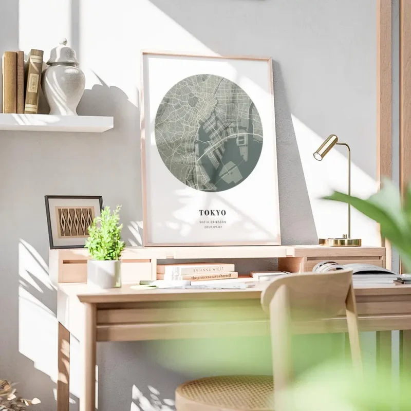 affiche de carte de ville personnalisee en forme de globe vert mousse et beige a bureau.webp
