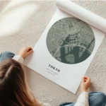 affiche de carte de ville personnalisee en forme de globe vert mousse et beige a en rouleau.webp