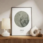 affiche de carte de ville personnalisee en forme de globe vert mousse et beige a meuble.webp