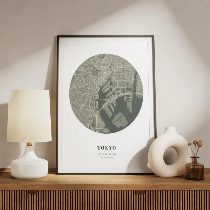 affiche de carte de ville personnalisee en forme de globe vert mousse et beige a meuble.webp