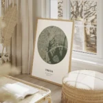 affiche de carte de ville personnalisee en forme de globe vert mousse et beige a salon beige.webp