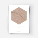 affiche de carte de ville personnalisee en forme dhexagone tons rose et moutarde.webp