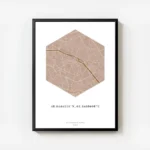 affiche de carte de ville personnalisee en forme dhexagone tons rose et moutarde avec cadre.webp