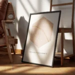 affiche de carte de ville personnalisee en forme dhexagone tons rose et moutarde encadre.webp