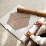 affiche de carte de ville personnalisee en forme dhexagone tons rose et moutarde enroule.webp