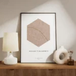 affiche de carte de ville personnalisee en forme dhexagone tons rose et moutarde meuble.webp