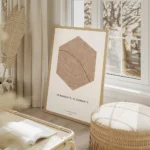 affiche de carte de ville personnalisee en forme dhexagone tons rose et moutarde salon beige.webp