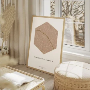 affiche de carte de ville personnalisee en forme dhexagone tons rose et moutarde salon beige.webp