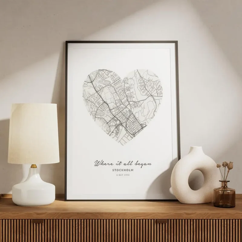 affiche de carte en forme de c ur beige representant une ville avec le texte whe meuble.webp
