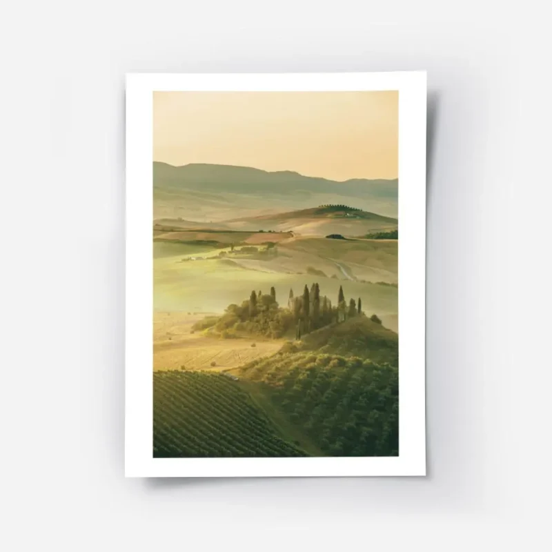 affiche de champs verdoyants et collines de toscane au coucher du soleil avec ty.webp