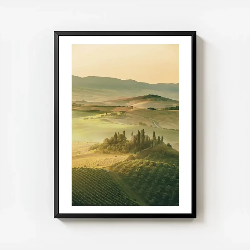 affiche de champs verdoyants et collines de toscane au coucher du soleil avec ty avec cadre.webp