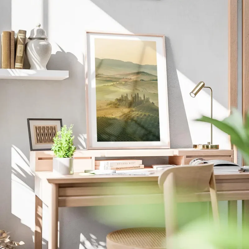 affiche de champs verdoyants et collines de toscane au coucher du soleil avec ty bureau.webp