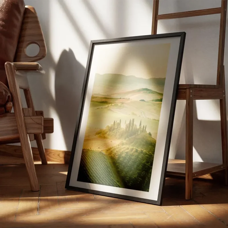 affiche de champs verdoyants et collines de toscane au coucher du soleil avec ty encadre.webp