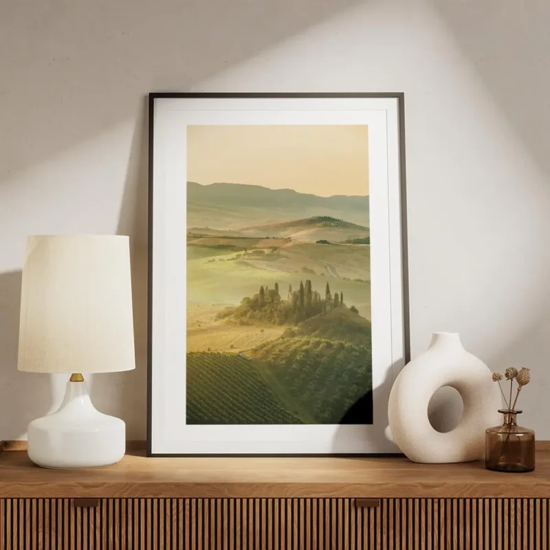 affiche de champs verdoyants et collines de toscane au coucher du soleil avec ty meuble.webp