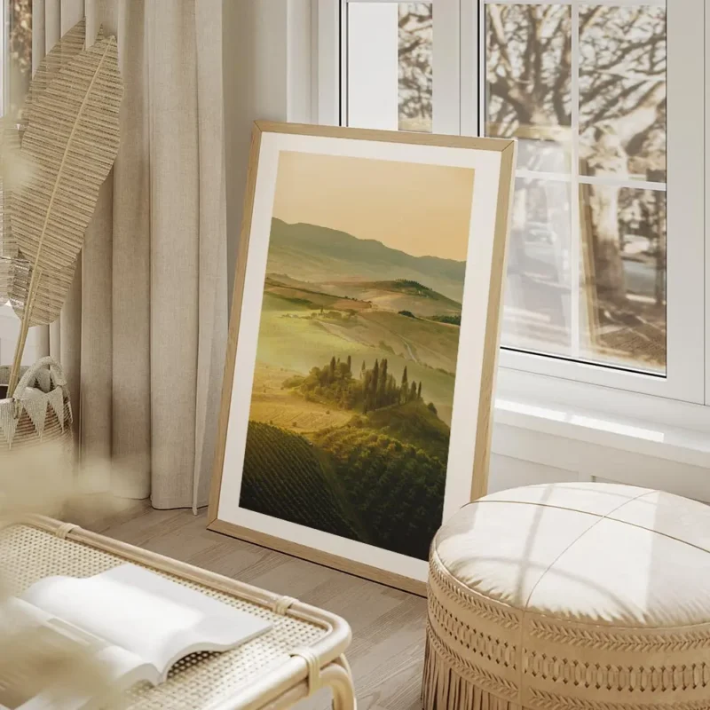 affiche de champs verdoyants et collines de toscane au coucher du soleil avec ty salon beige.webp