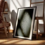 affiche de chiromancie avec une main doree et des signes astronomiques sur fond encadre.webp