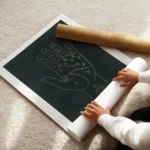 affiche de chiromancie avec une main doree et des signes astronomiques sur fond enroule.webp