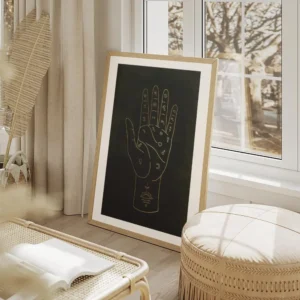 affiche de chiromancie avec une main doree et des signes astronomiques sur fond salon beige.webp
