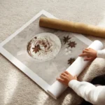 affiche de chocolat chaud avec creme fouettee cannelle et anis etoile sur un fon enroule.webp