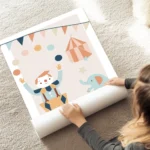 affiche de cirque pastel avec un clown jonglant un elephant sur un tabouret et u au sol.webp
