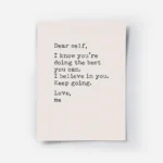 affiche de citation avec le texte dear self en police de machine a ecrire noire .webp