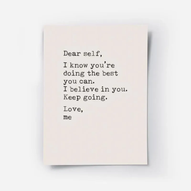 affiche de citation avec le texte dear self en police de machine a ecrire noire .webp