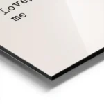 affiche de citation avec le texte dear self en police de machine a ecrire noire aluminium.webp