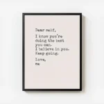 affiche de citation avec le texte dear self en police de machine a ecrire noire avec cadre.webp