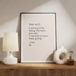 affiche de citation avec le texte dear self en police de machine a ecrire noire meuble.webp