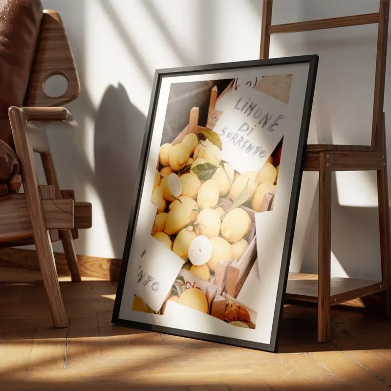 affiche de citrons de sorrente frais dans une caisse en bois avec une typographi encadre.webp