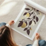 affiche de citrons dores avec des feuilles marron sur fond beige typographie gra en rouleau.webp