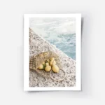 affiche de citrons jaunes dans un sac en filet sur un sol en pierre avec la mer .webp
