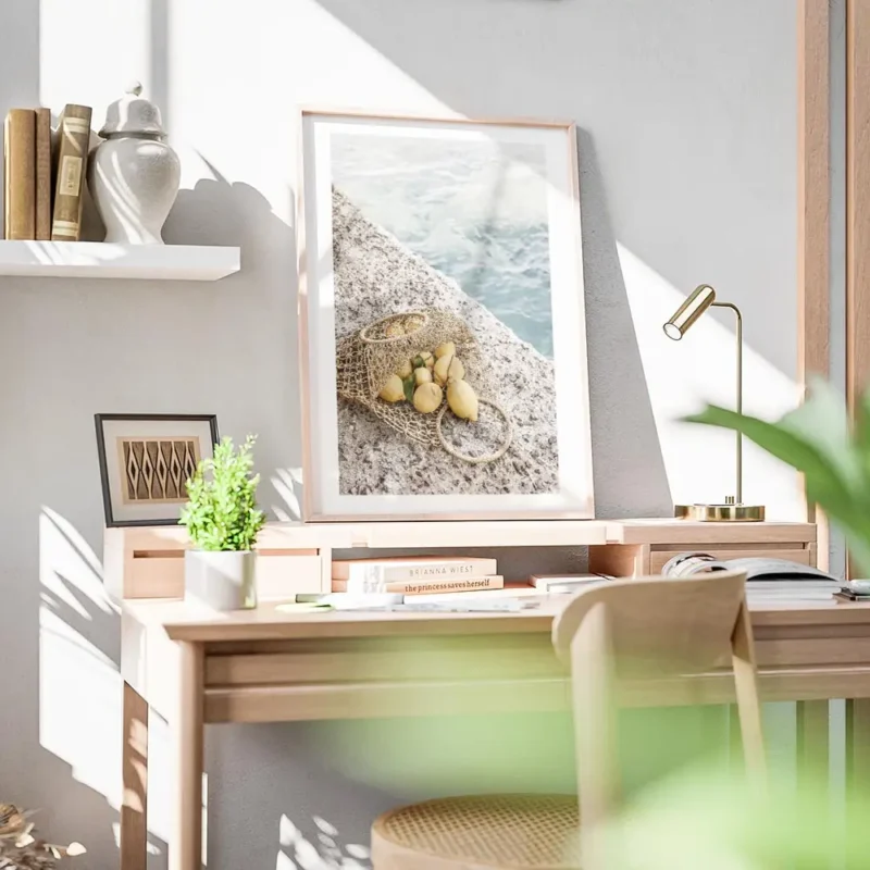 affiche de citrons jaunes dans un sac en filet sur un sol en pierre avec la mer bureau.webp