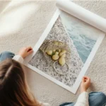affiche de citrons jaunes dans un sac en filet sur un sol en pierre avec la mer en rouleau.webp