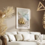 affiche de citrons jaunes dans un sac en filet sur un sol en pierre avec la mer salon.webp