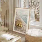 affiche de citrons jaunes dans un sac en filet sur un sol en pierre avec la mer salon beige.webp