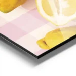 affiche de citrons jaunes entiers et coupes sur un fond a carreaux vichy rose et aluminium.webp