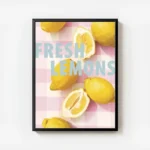 affiche de citrons jaunes entiers et coupes sur un fond a carreaux vichy rose et avec cadre.webp