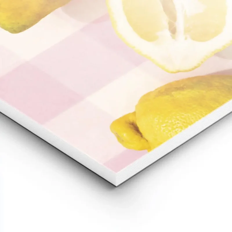 affiche de citrons jaunes entiers et coupes sur un fond a carreaux vichy rose et lightpanel.webp
